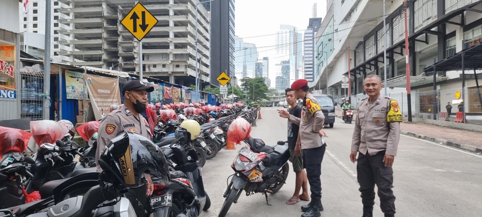 MCI Media : Parkir Liar Pungut Tarif Tak Wajar, Warga Lapor 110 Polisi